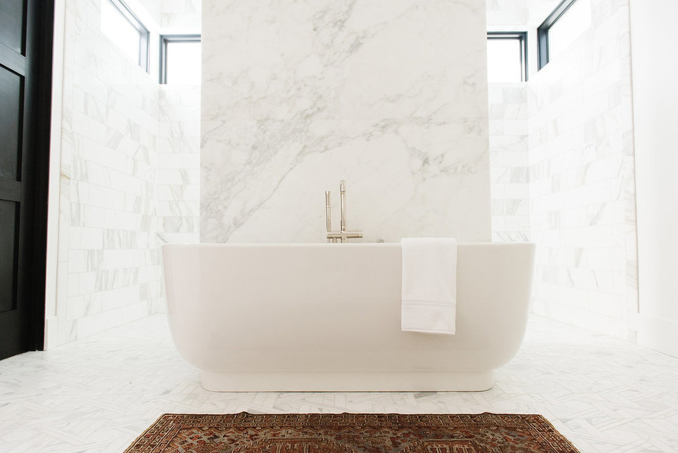 На фото: большая главная ванная комната в стиле кантри с отдельно стоящей ванной, открытым душем, разноцветной плиткой, мраморной плиткой, белыми стенами, мраморным полом, мраморной столешницей, разноцветным полом, открытым душем и белой столешницей