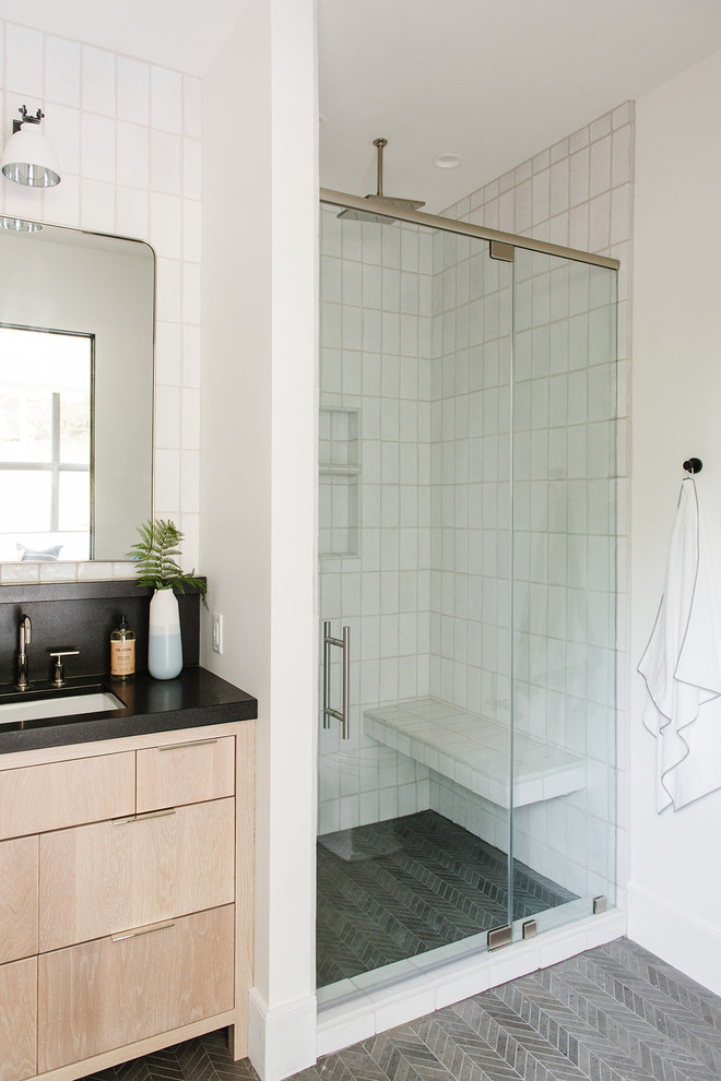 Foto di una stanza da bagno con doccia country di medie dimensioni con ante in legno chiaro, piastrelle bianche, pareti bianche, porta doccia a battente e top nero