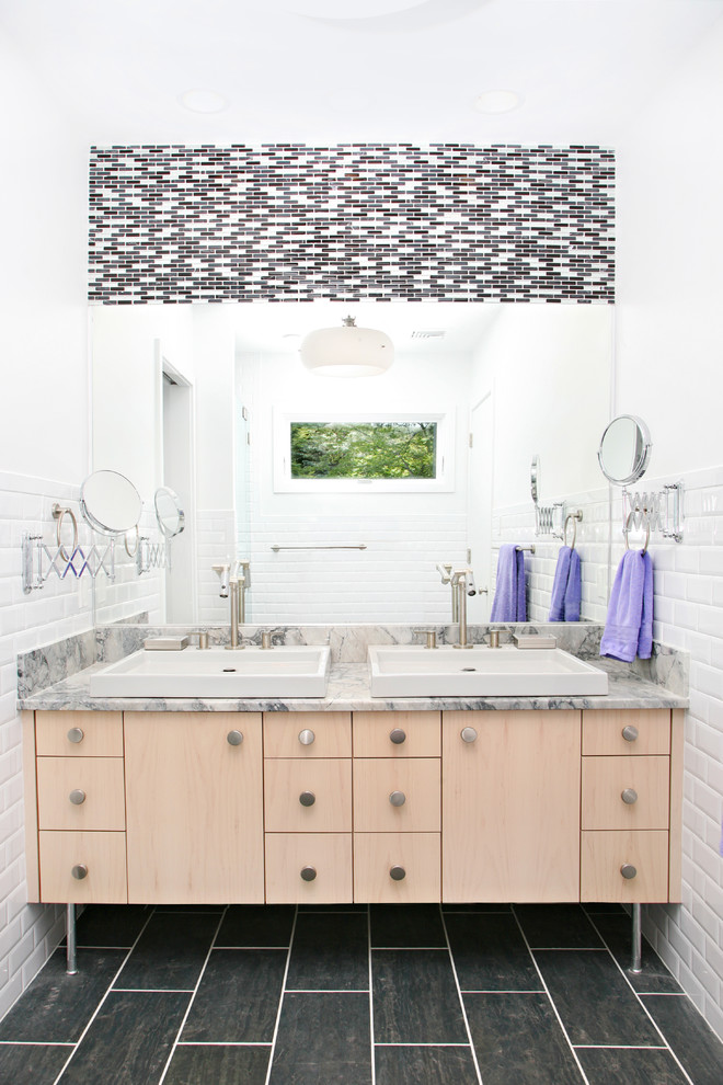 На фото: ванная комната в стиле модернизм с плиткой мозаикой с