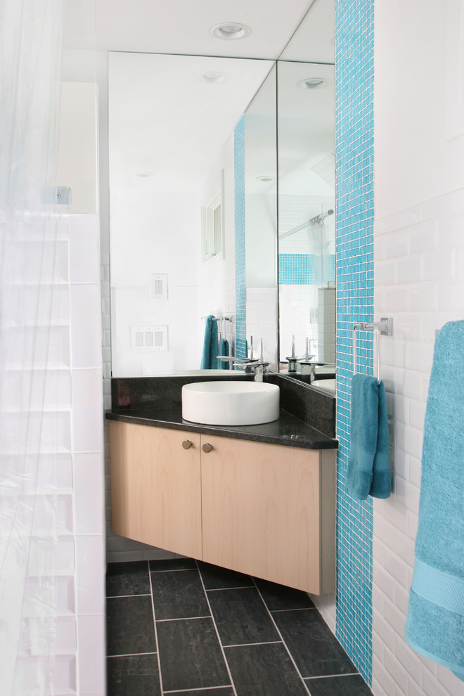 Esempio di una stanza da bagno minimal con piastrelle a mosaico e lavabo a bacinella