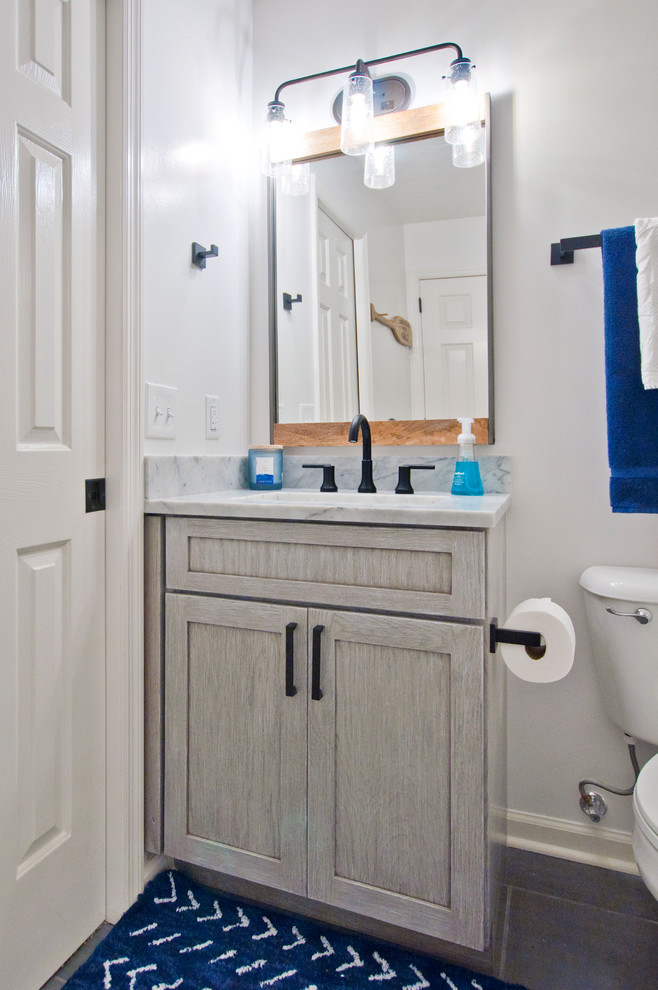 Idée de décoration pour une petite salle d'eau tradition avec un placard à porte shaker, des portes de placard grises, WC séparés, un lavabo encastré, un sol gris, un plan de toilette blanc, un mur blanc et un plan de toilette en marbre.