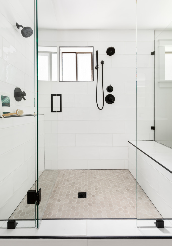 Exempel på ett stort lantligt vit vitt en-suite badrum, med släta luckor, skåp i mellenmörkt trä, ett fristående badkar, en dubbeldusch, en toalettstol med separat cisternkåpa, vit kakel, keramikplattor, vita väggar, klinkergolv i porslin, ett undermonterad handfat, bänkskiva i kvarts, grått golv och dusch med gångjärnsdörr