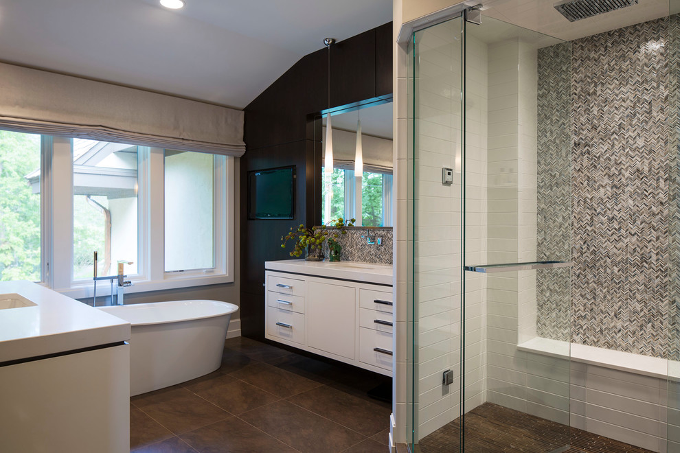 Klassisches Badezimmer En Suite mit Unterbauwaschbecken, flächenbündigen Schrankfronten, weißen Schränken und freistehender Badewanne in Minneapolis