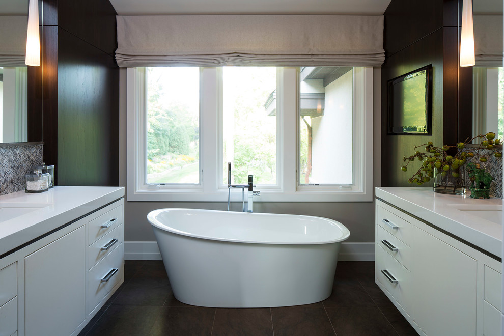 Modelo de cuarto de baño principal clásico renovado con lavabo bajoencimera, armarios con paneles lisos, puertas de armario blancas, bañera exenta y baldosas y/o azulejos marrones