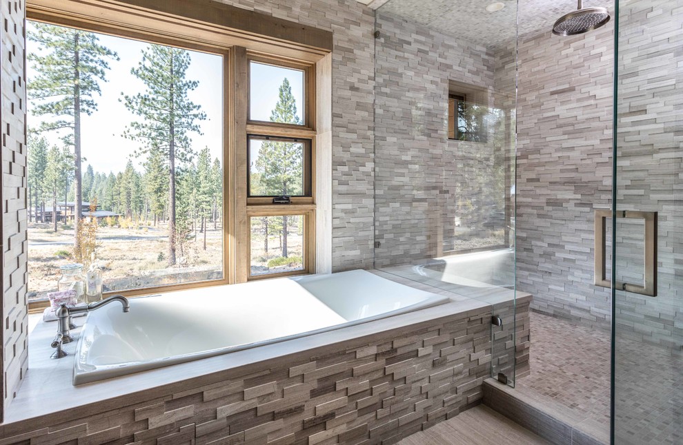Свежая идея для дизайна: ванная комната в стиле рустика с накладной ванной, угловым душем, серой плиткой, серым полом и душем с распашными дверями - отличное фото интерьера
