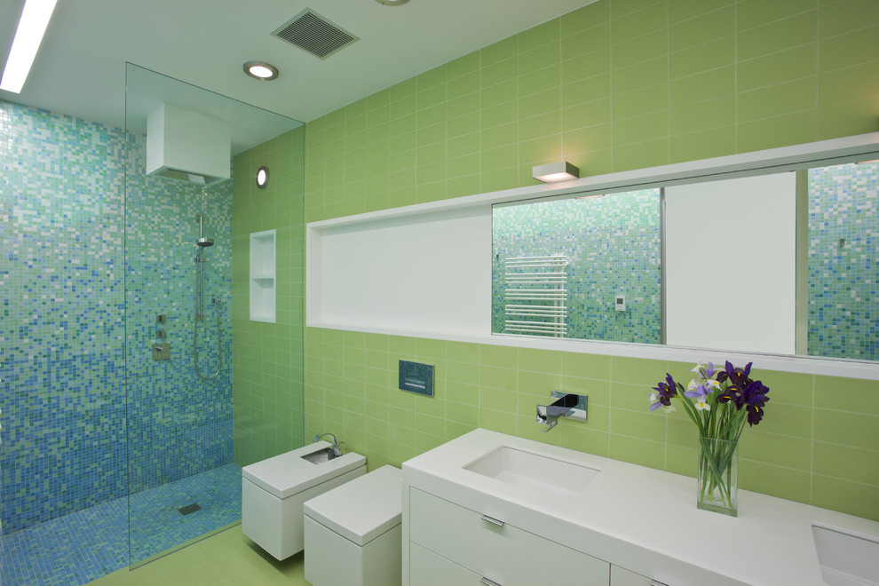 Réalisation d'une douche en alcôve design avec un lavabo encastré, un placard à porte plane, des portes de placard blanches et un carrelage vert.