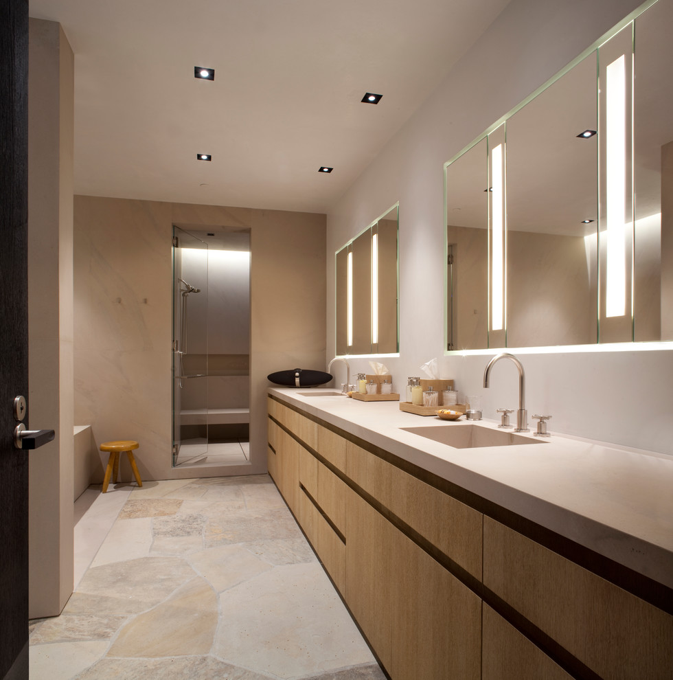 Пример оригинального дизайна: ванная комната в современном стиле с монолитной раковиной, плоскими фасадами, фасадами цвета дерева среднего тона, душем в нише и белыми стенами