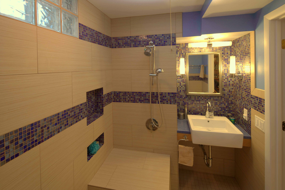 Inspiration för stora moderna badrum, med ett väggmonterat handfat, en kantlös dusch, en toalettstol med hel cisternkåpa, beige kakel, porslinskakel, beige väggar och klinkergolv i porslin