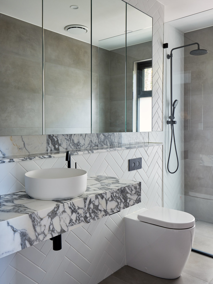 Свежая идея для дизайна: ванная комната в современном стиле с белой плиткой, настольной раковиной, серым полом и серой столешницей - отличное фото интерьера