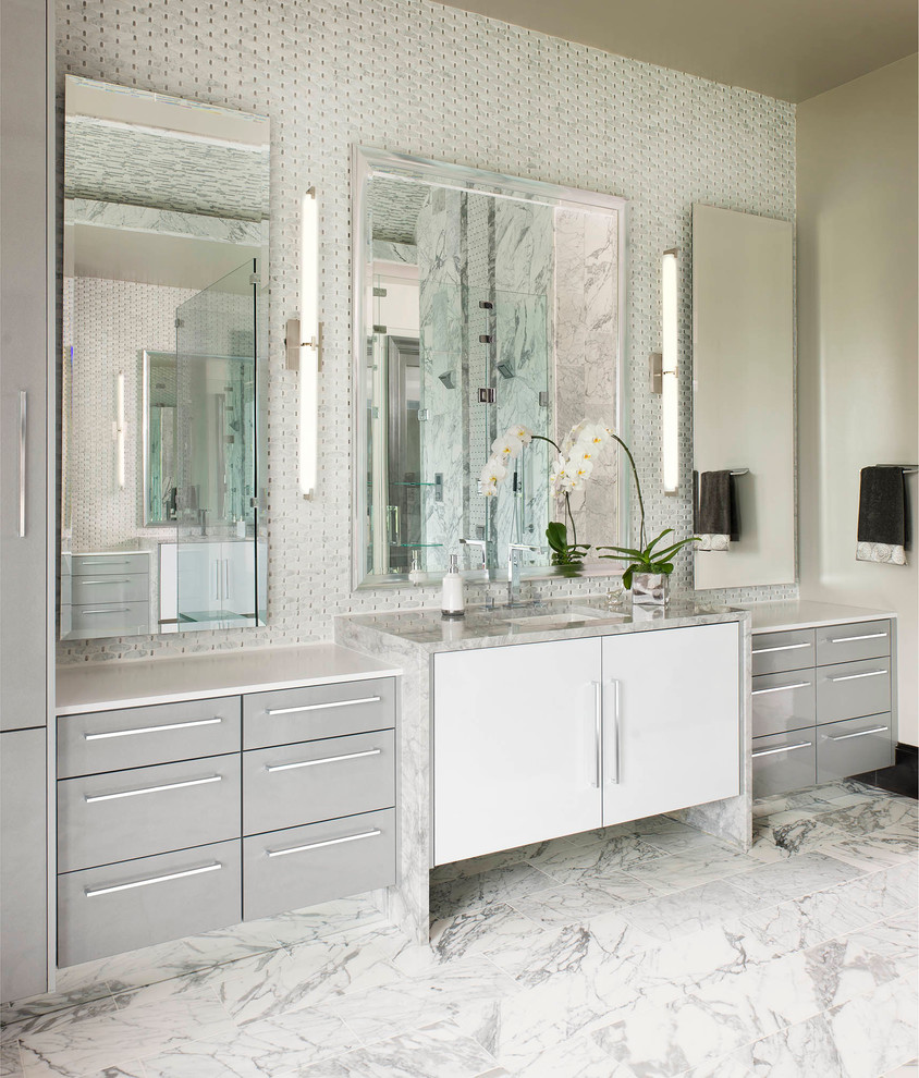 Inspiration för mycket stora moderna en-suite badrum, med ett undermonterad handfat, grå skåp, bänkskiva i kvartsit, ett platsbyggt badkar, en öppen dusch, en vägghängd toalettstol, grå kakel, stenkakel, grå väggar, marmorgolv och släta luckor