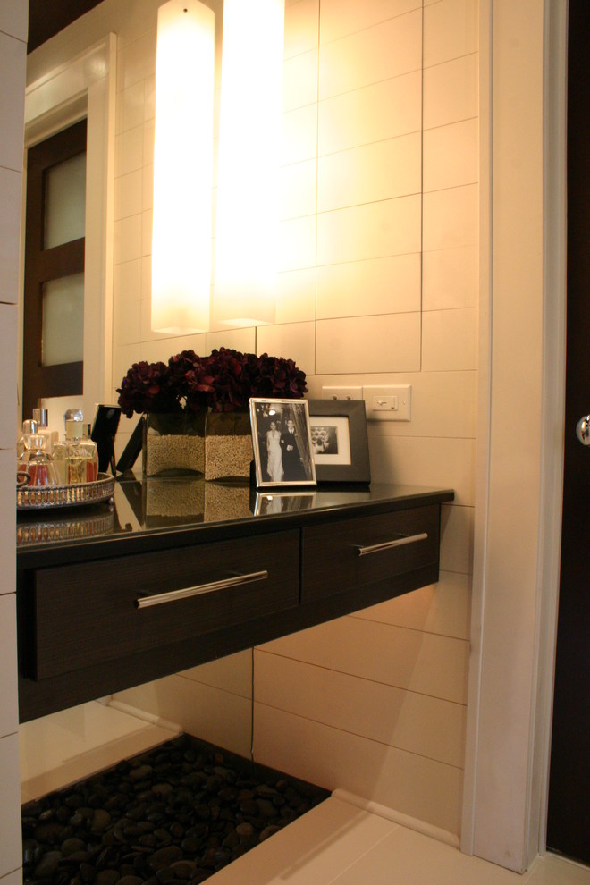 Пример оригинального дизайна: главная ванная комната среднего размера в современном стиле с настольной раковиной, плоскими фасадами, темными деревянными фасадами, столешницей из ламината, накладной ванной, белой плиткой, плиткой кабанчик и светлым паркетным полом