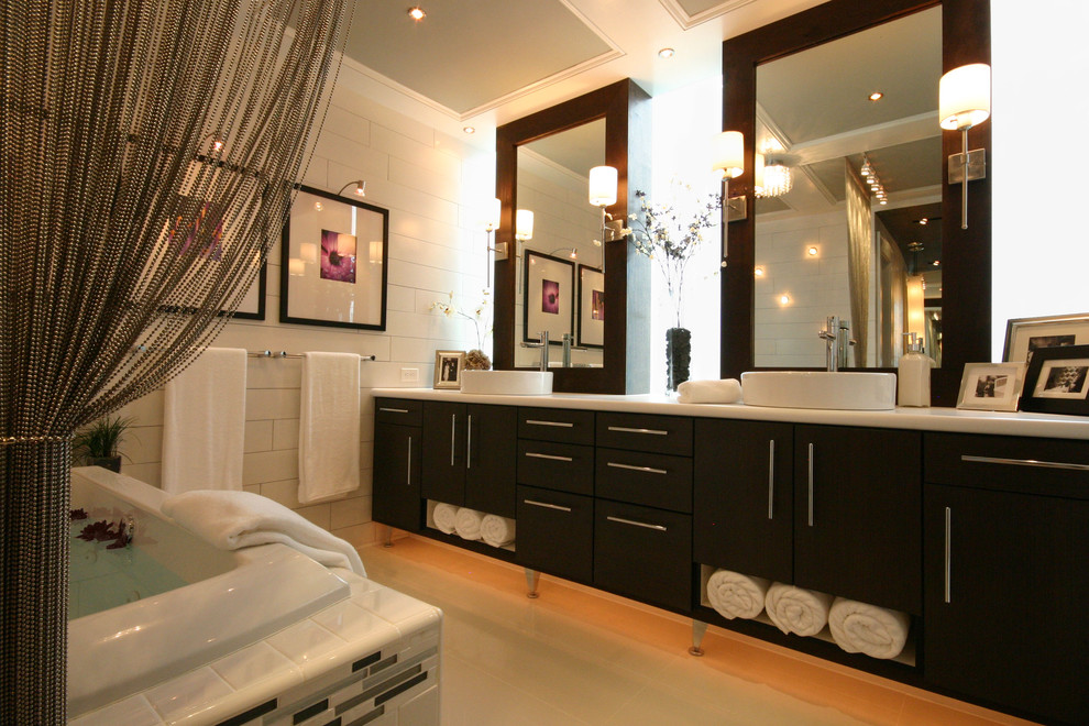 Идея дизайна: главная ванная комната среднего размера в современном стиле с настольной раковиной, плоскими фасадами, темными деревянными фасадами, столешницей из ламината, накладной ванной, белой плиткой, плиткой кабанчик и светлым паркетным полом