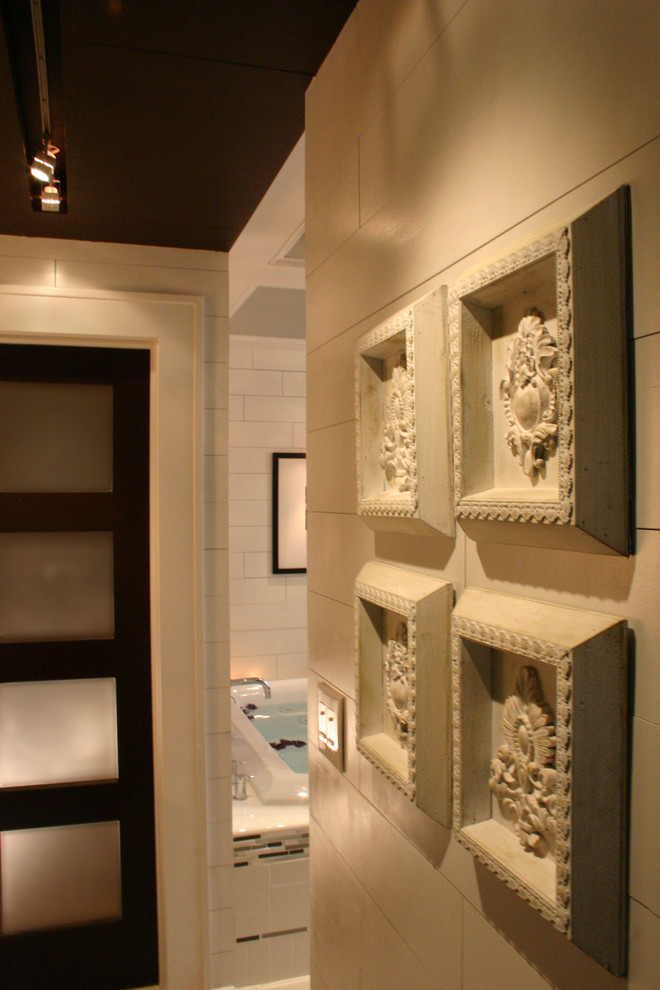 На фото: главная ванная комната среднего размера в современном стиле с настольной раковиной, плоскими фасадами, темными деревянными фасадами, накладной ванной, белой плиткой, плиткой кабанчик и светлым паркетным полом