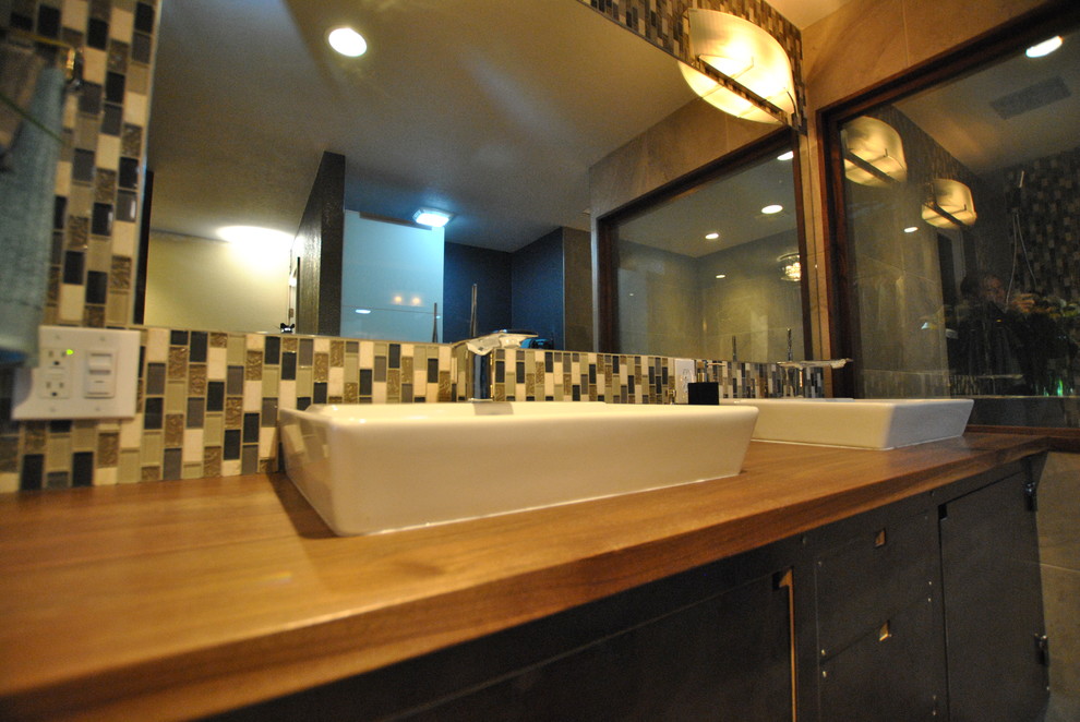 Стильный дизайн: главная ванная комната среднего размера в стиле неоклассика (современная классика) с настольной раковиной, столешницей из дерева, гидромассажной ванной, открытым душем и бежевой плиткой - последний тренд