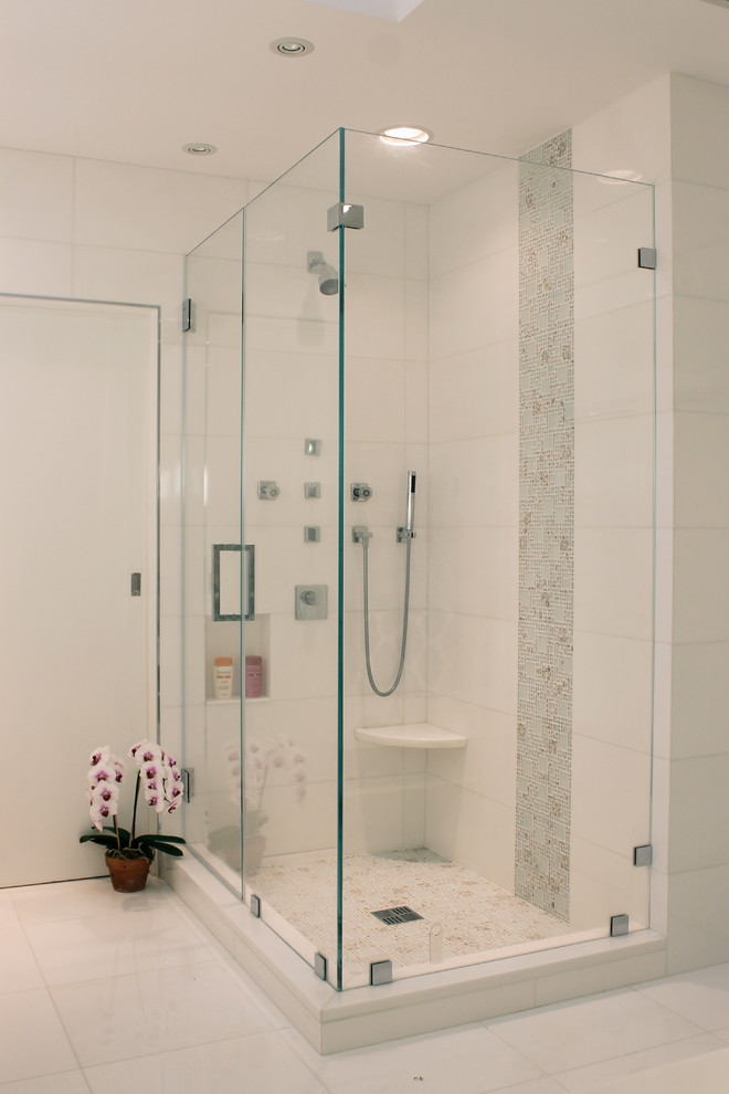 Idéer för stora funkis en-suite badrum, med släta luckor, vita skåp, ett platsbyggt badkar, en hörndusch, vit kakel och vita väggar