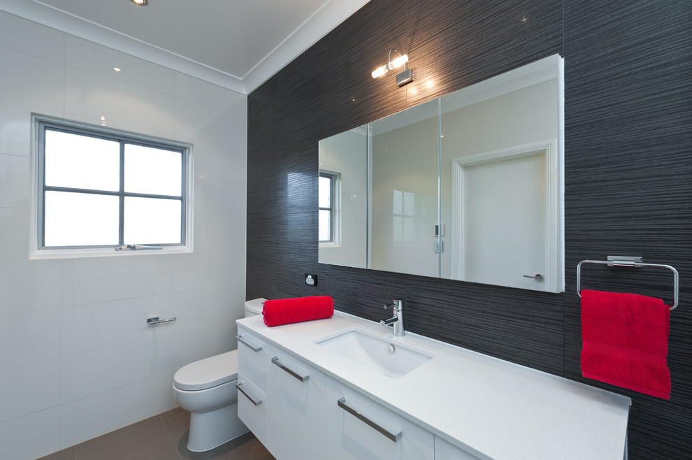 Modern inredning av ett mellanstort en-suite badrum, med ett undermonterad handfat, en öppen dusch och en toalettstol med hel cisternkåpa