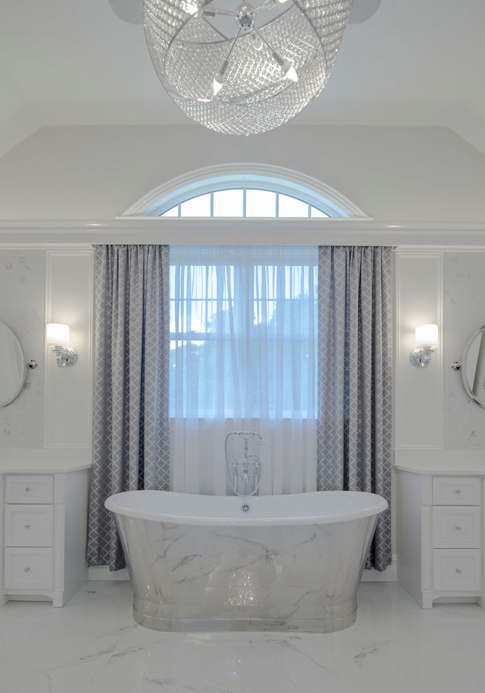 Exempel på ett stort modernt en-suite badrum, med möbel-liknande, vita skåp, ett fristående badkar, grå kakel, marmorkakel, grå väggar, marmorgolv, ett undermonterad handfat, bänkskiva i kvartsit och grått golv