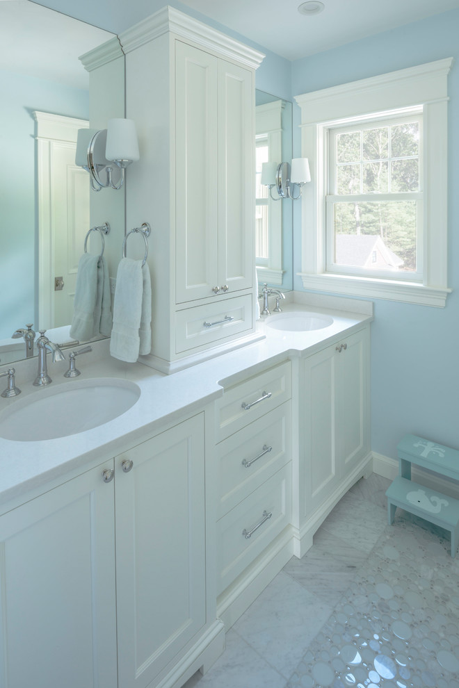 Mittelgroßes Modernes Badezimmer En Suite mit verzierten Schränken, weißen Schränken, blauer Wandfarbe, Marmorboden, Unterbauwaschbecken, Quarzit-Waschtisch und grauem Boden in Boston