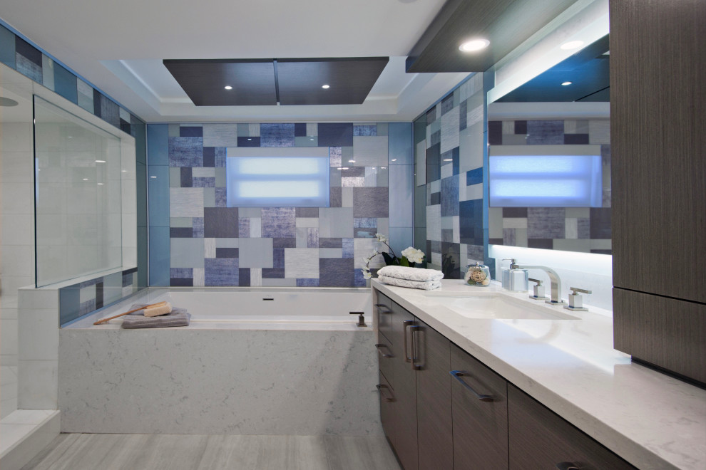Aménagement d'une douche en alcôve principale contemporaine de taille moyenne avec un placard à porte plane, des portes de placard grises, un bain bouillonnant, un carrelage en pâte de verre, un sol en carrelage de porcelaine, un lavabo encastré, un plan de toilette en quartz modifié, un sol gris, un plan de toilette gris, meuble double vasque, meuble-lavabo encastré, un plafond décaissé et un carrelage bleu.