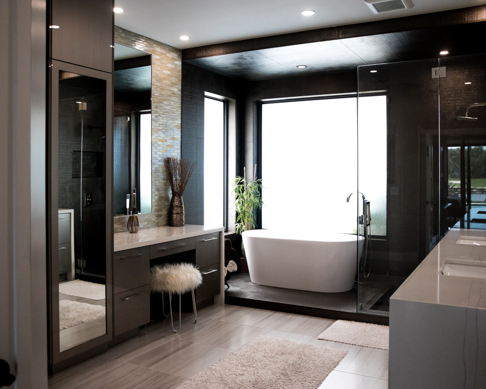 Idéer för att renovera ett funkis grå grått en-suite badrum, med släta luckor, grå skåp, ett fristående badkar, våtrum, flerfärgad kakel, mosaik, ett undermonterad handfat, bänkskiva i kvarts, brunt golv och med dusch som är öppen
