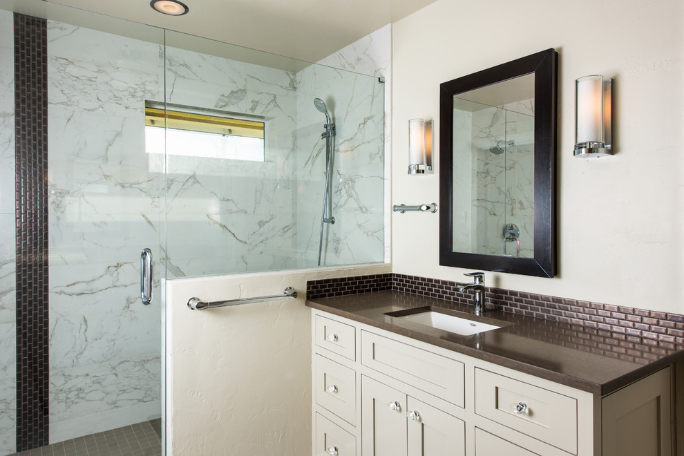 Inredning av ett klassiskt mellanstort badrum med dusch, med luckor med infälld panel, beige skåp, en dusch i en alkov, brun kakel, keramikplattor, beige väggar, ett undermonterad handfat, bänkskiva i akrylsten och beiget golv