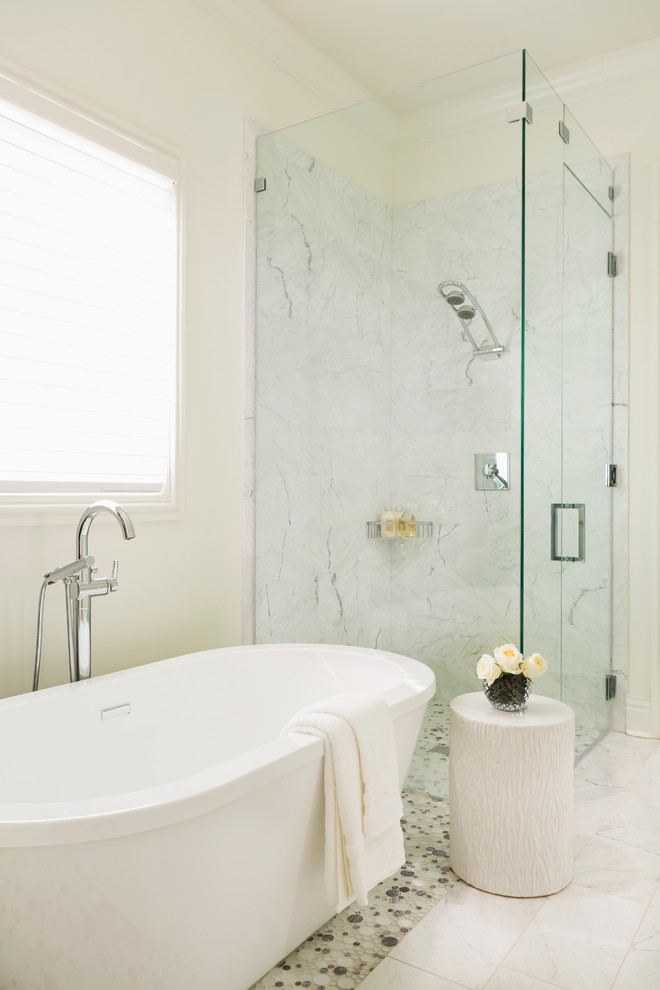 Ejemplo de cuarto de baño principal moderno con bañera exenta y ducha con puerta con bisagras