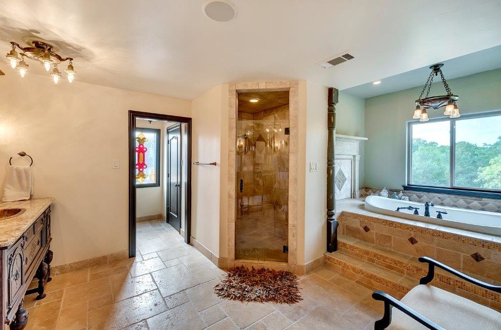 На фото: большая главная ванная комната в классическом стиле с фасадами островного типа, темными деревянными фасадами, ванной в нише, угловым душем, бежевой плиткой, керамической плиткой, бежевыми стенами, полом из керамической плитки, накладной раковиной и столешницей из гранита