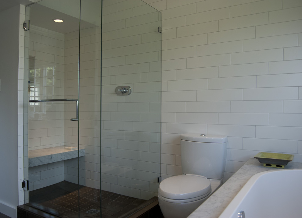 Ispirazione per una stanza da bagno minimal di medie dimensioni con lavabo sottopiano, ante in stile shaker, ante bianche, top in marmo, vasca da incasso, doccia ad angolo, WC a due pezzi, piastrelle bianche e piastrelle in ceramica