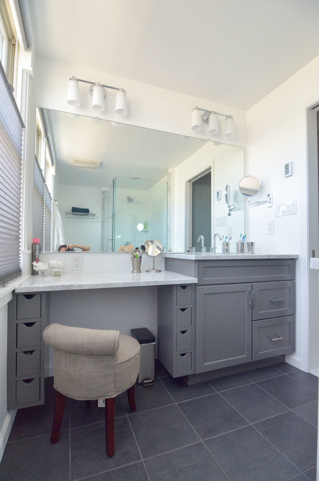 Foto di una grande stanza da bagno padronale minimalista con lavabo sottopiano, ante in stile shaker, ante grigie, top in marmo, piastrelle bianche, piastrelle diamantate, pareti bianche e pavimento con piastrelle in ceramica