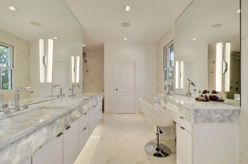 Idées déco pour une salle de bain principale moderne de taille moyenne avec un lavabo encastré, un placard à porte plane, des portes de placard blanches, un plan de toilette en quartz, une baignoire indépendante, un carrelage blanc, un mur blanc et un sol en marbre.