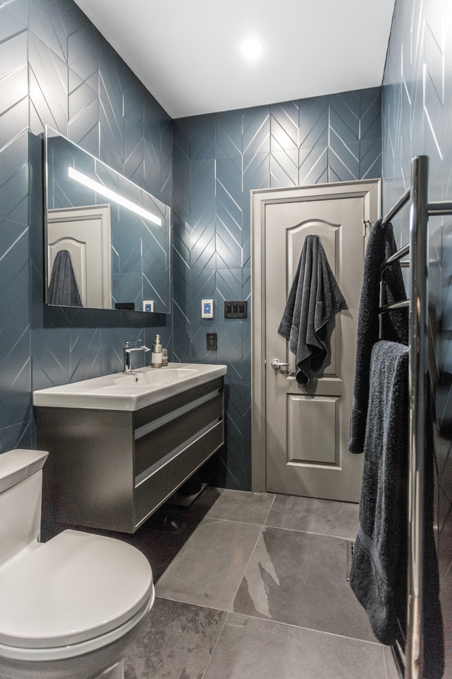 Kleines Modernes Badezimmer mit Badewanne in Nische, Porzellanfliesen, Schieferboden, schwarzem Boden und Schiebetür-Duschabtrennung in Toronto