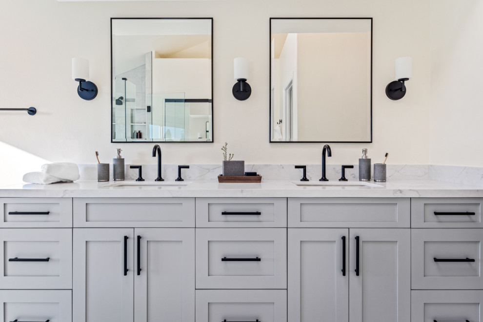 Inspiration för mellanstora moderna flerfärgat en-suite badrum, med skåp i shakerstil, grå skåp, ett fristående badkar, en hörndusch, grå kakel, porslinskakel, vita väggar, klinkergolv i porslin, ett undermonterad handfat, bänkskiva i kvarts, grått golv och dusch med gångjärnsdörr