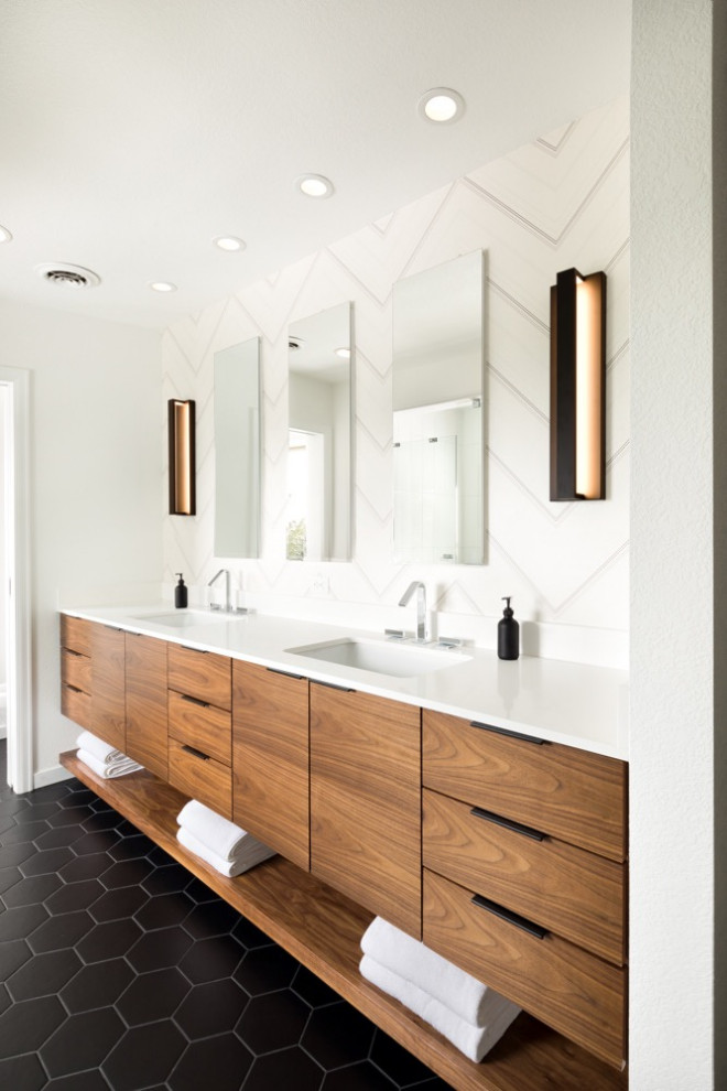Foto på ett mellanstort funkis vit en-suite badrum, med släta luckor, skåp i mellenmörkt trä, vita väggar, klinkergolv i porslin, ett undermonterad handfat och svart golv