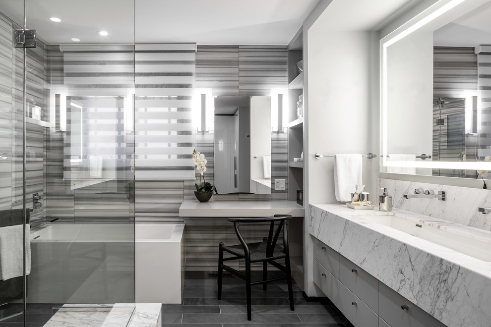 Esempio di una grande stanza da bagno padronale contemporanea con ante lisce, ante grigie, vasca ad angolo, piastrelle grigie, pareti grigie e lavabo rettangolare