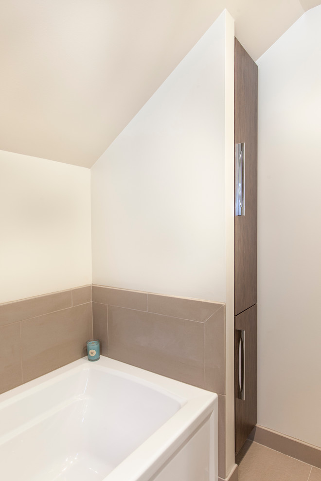 Пример оригинального дизайна: маленькая главная ванная комната в стиле модернизм с раковиной с несколькими смесителями, плоскими фасадами, темными деревянными фасадами, столешницей из бетона, ванной в нише, открытым душем, инсталляцией, бежевой плиткой, керамической плиткой, бежевыми стенами и полом из керамической плитки для на участке и в саду