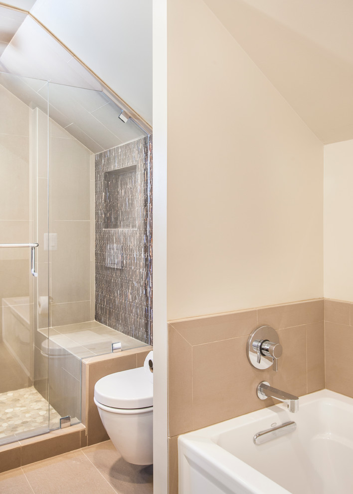 Cette photo montre une petite salle de bain principale moderne en bois foncé avec une grande vasque, un placard à porte plane, un plan de toilette en béton, une baignoire en alcôve, une douche ouverte, WC suspendus, un carrelage beige, des carreaux de céramique, un mur beige et un sol en carrelage de céramique.