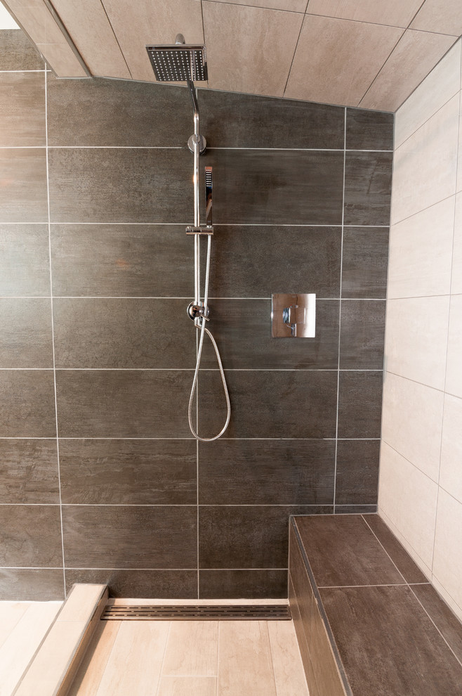 Modern inredning av ett mellanstort en-suite badrum, med släta luckor, grå skåp, våtrum, grå kakel, keramikplattor, ett väggmonterat handfat, bänkskiva i kvartsit och dusch med gångjärnsdörr