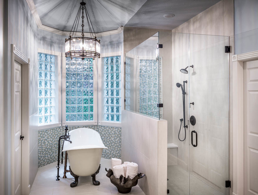 Ejemplo de cuarto de baño principal minimalista grande con bañera exenta, ducha empotrada y paredes azules