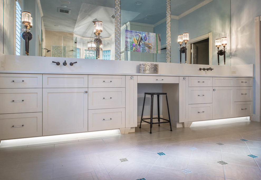 Immagine di una grande stanza da bagno padronale minimalista con lavabo sottopiano, ante in stile shaker, ante bianche, vasca freestanding, doccia alcova, piastrelle bianche e pareti blu
