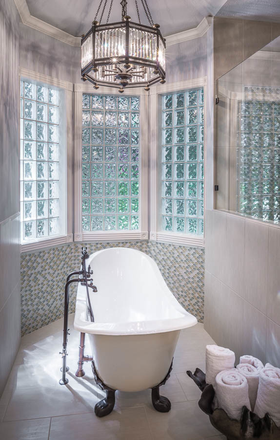 Ispirazione per una grande stanza da bagno padronale minimalista con vasca freestanding, doccia alcova e pareti blu