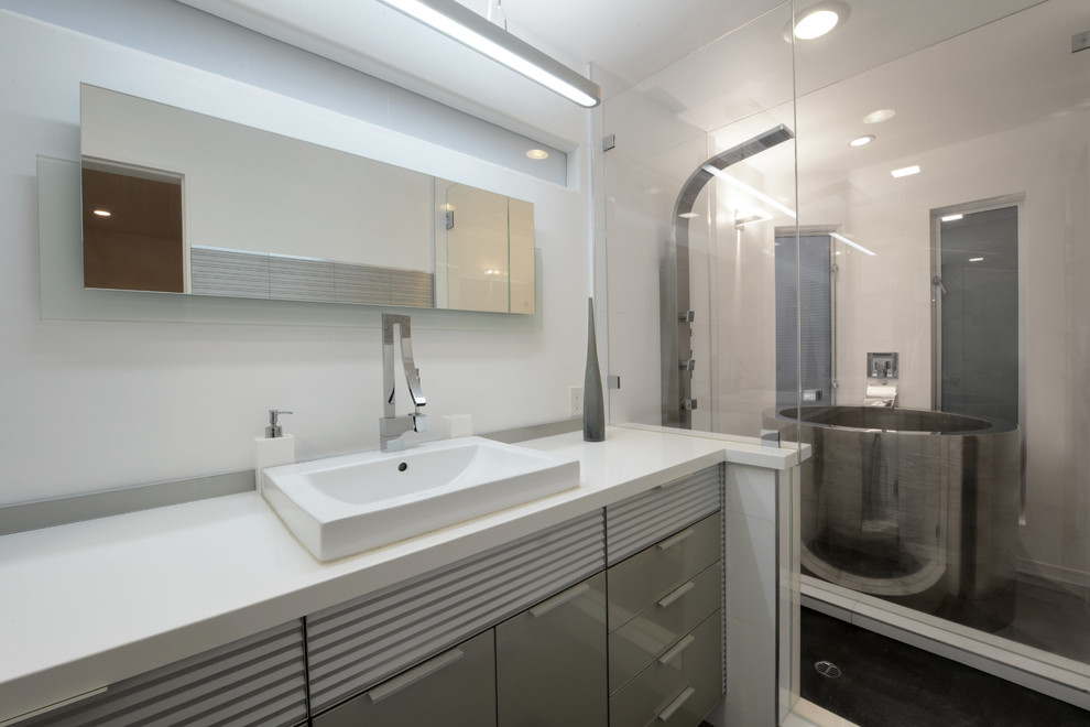 На фото: главная ванная комната среднего размера в стиле модернизм с накладной раковиной, плоскими фасадами, унитазом-моноблоком, серой плиткой, плиткой из листового камня, желтыми стенами и полом из керамогранита