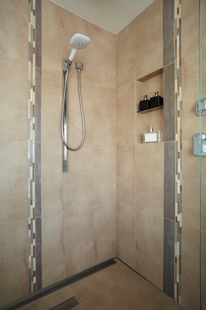 Inspiration för ett litet funkis en-suite badrum, med en kantlös dusch, beige kakel, keramikplattor och klinkergolv i keramik