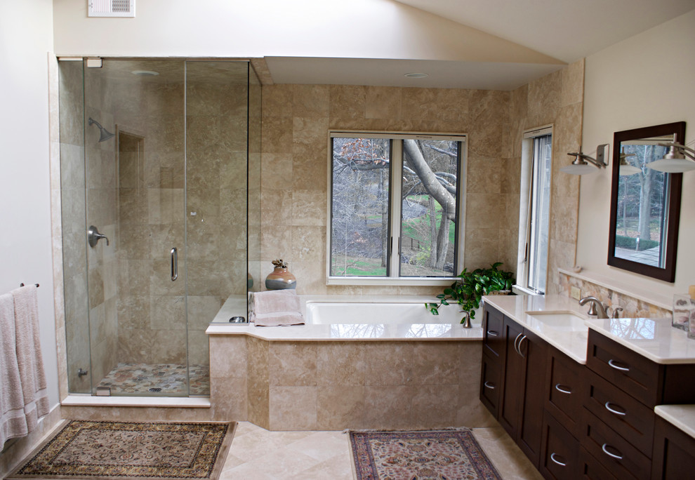 Foto på ett vintage en-suite badrum, med ett undermonterad handfat, skåp i shakerstil, skåp i mörkt trä, marmorbänkskiva, ett undermonterat badkar, en hörndusch, beige kakel, stenkakel, vita väggar och marmorgolv
