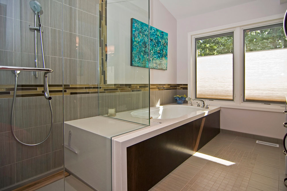 Пример оригинального дизайна: главная ванная комната среднего размера в стиле модернизм с серой плиткой, плоскими фасадами, темными деревянными фасадами, раздельным унитазом, керамогранитной плиткой, белыми стенами, полом из керамогранита, врезной раковиной, полновстраиваемой ванной, угловым душем, столешницей из искусственного кварца, бежевым полом и душем с распашными дверями