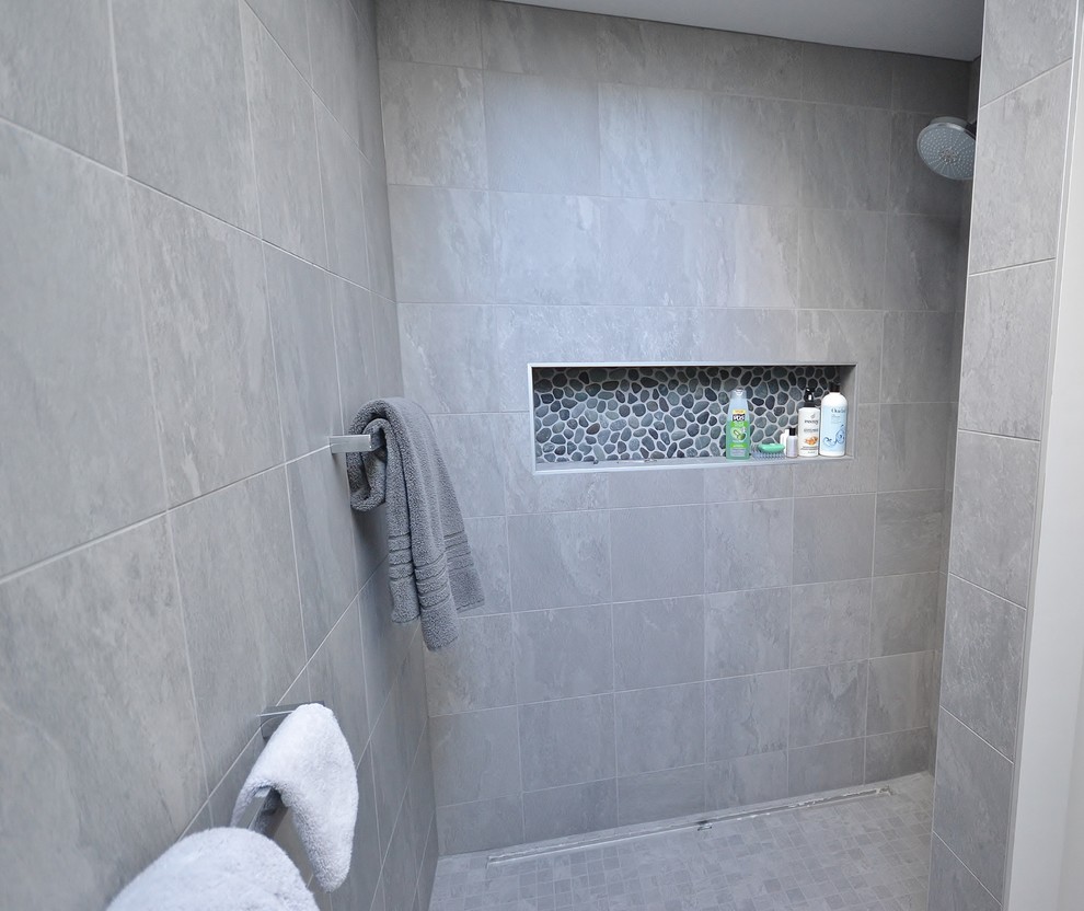 Пример оригинального дизайна: большая главная ванная комната в стиле модернизм с плоскими фасадами, темными деревянными фасадами, японской ванной, двойным душем, унитазом-моноблоком, серой плиткой, керамической плиткой, бежевыми стенами, полом из керамической плитки, врезной раковиной, столешницей из искусственного кварца, бежевым полом и душем с раздвижными дверями