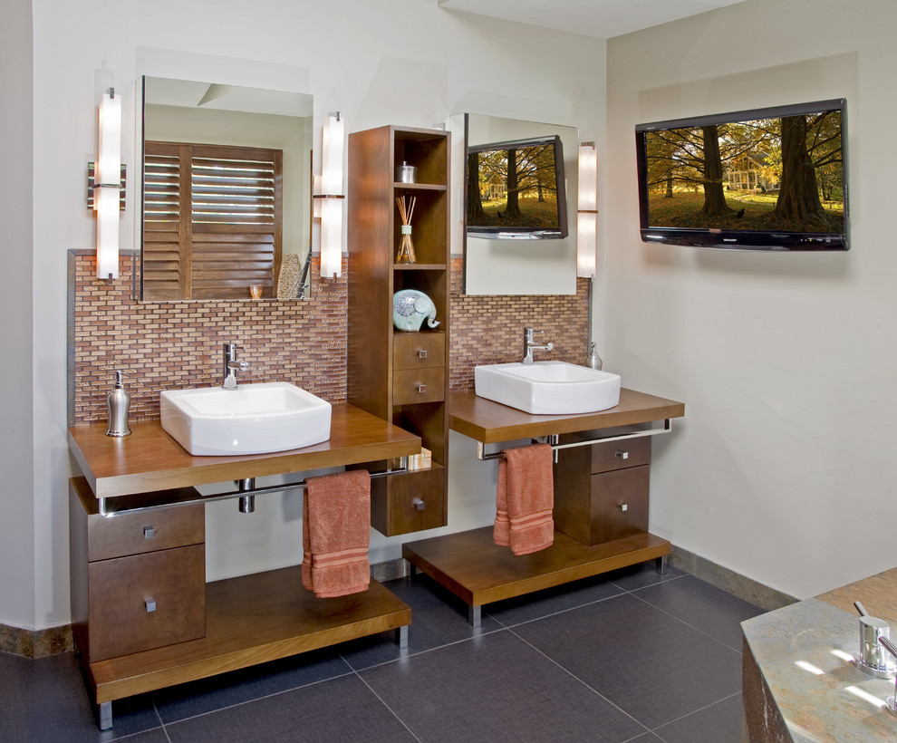 Стильный дизайн: ванная комната: освещение в современном стиле с плиткой мозаикой, настольной раковиной и столешницей из дерева - последний тренд