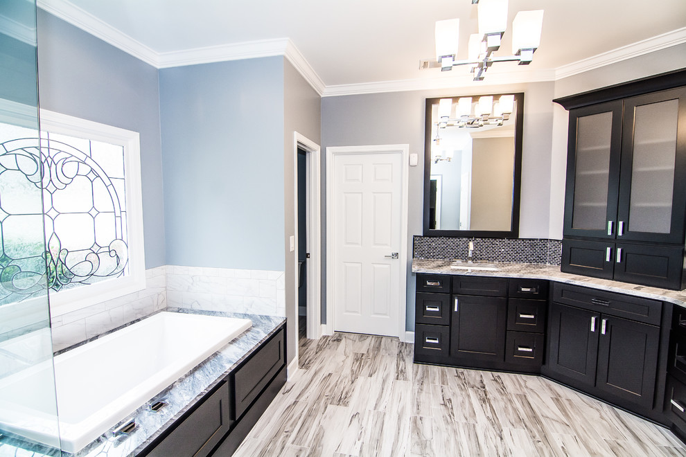 Foto på ett stort funkis en-suite badrum, med ett undermonterad handfat, skåp i shakerstil, svarta skåp, marmorbänkskiva, ett platsbyggt badkar, en hörndusch, vit kakel, porslinskakel, grå väggar och klinkergolv i porslin