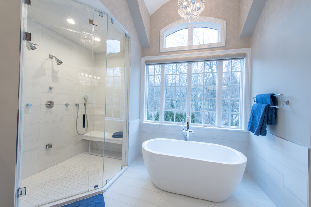 Пример оригинального дизайна: огромная главная ванная комната в стиле модернизм с фасадами в стиле шейкер, серыми фасадами, отдельно стоящей ванной, угловым душем, раздельным унитазом, желтой плиткой, керамогранитной плиткой, серыми стенами, полом из керамогранита, врезной раковиной, столешницей из искусственного кварца, белым полом, душем с распашными дверями, белой столешницей, сиденьем для душа, тумбой под две раковины, встроенной тумбой и сводчатым потолком