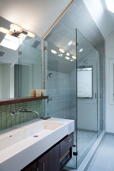 Источник вдохновения для домашнего уюта: большая главная ванная комната в стиле модернизм с раковиной с несколькими смесителями, плоскими фасадами, темными деревянными фасадами, столешницей из искусственного кварца, душем в нише, раздельным унитазом, зеленой плиткой, стеклянной плиткой, белыми стенами и полом из керамогранита