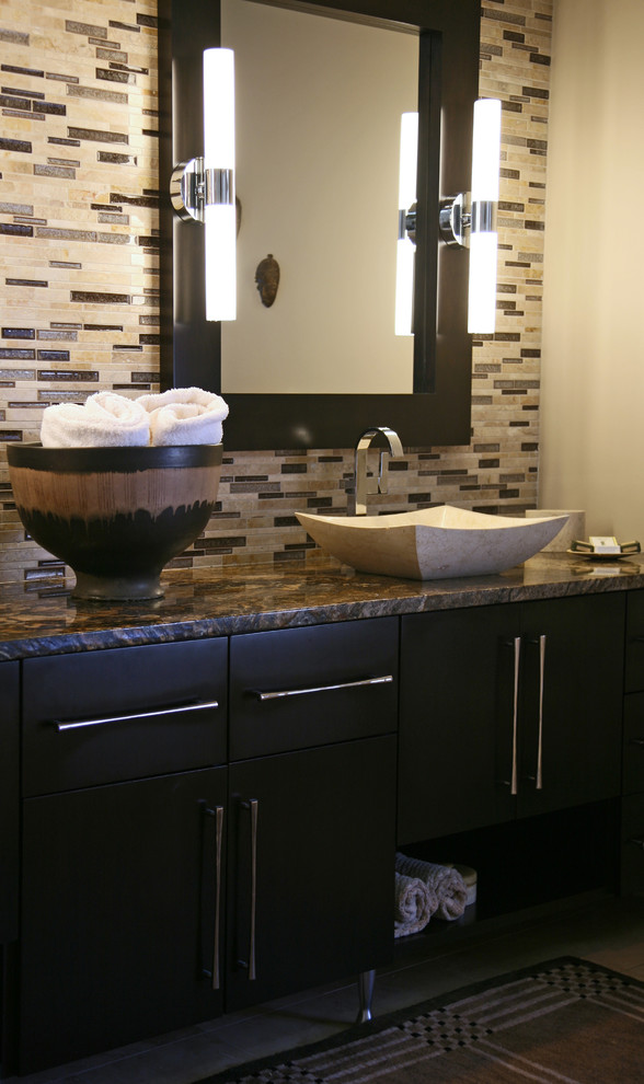 Стильный дизайн: ванная комната в стиле модернизм с настольной раковиной, плоскими фасадами, темными деревянными фасадами, столешницей из искусственного кварца, разноцветной плиткой и удлиненной плиткой - последний тренд